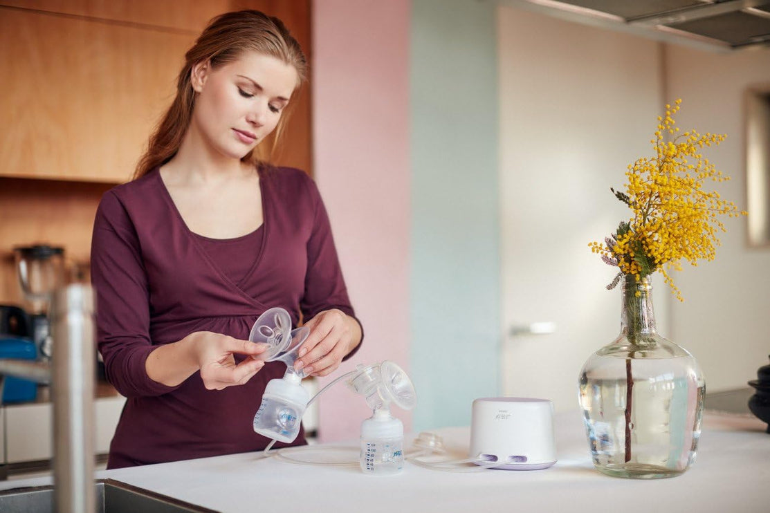 مضخة الثدي الكهربائية المزدوجة من فيليبس أفينت مع وسادة طاقة إضافية، SCF334/22، أبيض