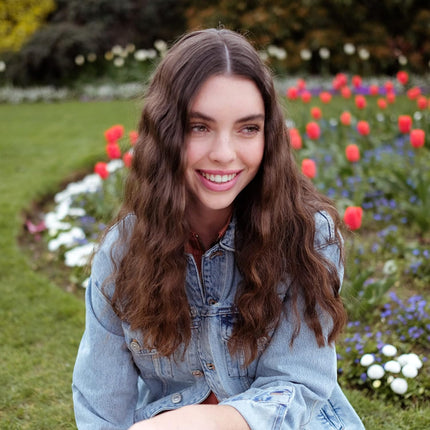 مصفف الشعر ديب ويفز من بيبي ليس، سلك دوار لسهولة الاستخدام، ألواح عائمة لتوزيع الحرارة بالتساوي، نتائج تصفيف تدوم طويلاً، وتقنية تسخين سيراميكية، W2447SDE